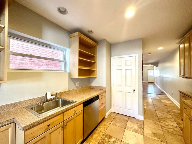 Building Photo - Charming 3 Bedroom/2.5 Bathroom Townhome in Hampden!