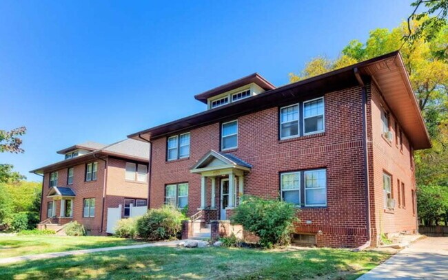 Building Photo - 1 Br / 1 Ba Historical Apartment in a Beau...