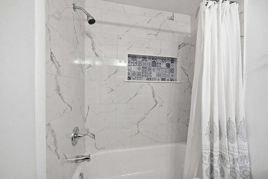 Building Photo - 11149 Losco Junction Dr S