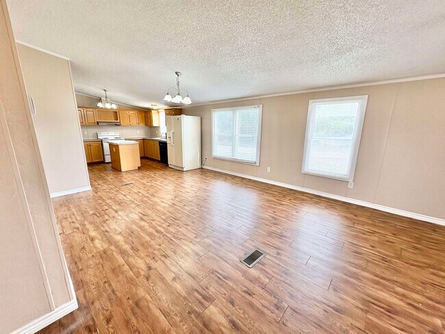 Building Photo - 285 CR 112