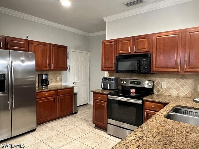 Building Photo - 884 Hampton Cir