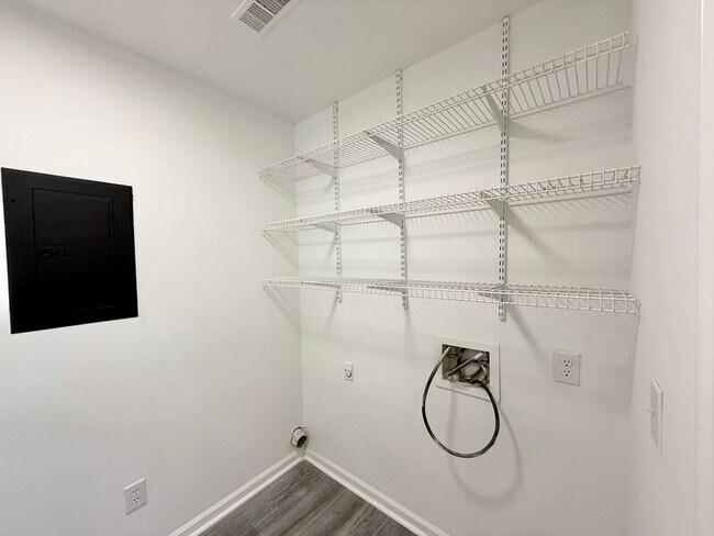 Building Photo - 707 Clay Hill Dr