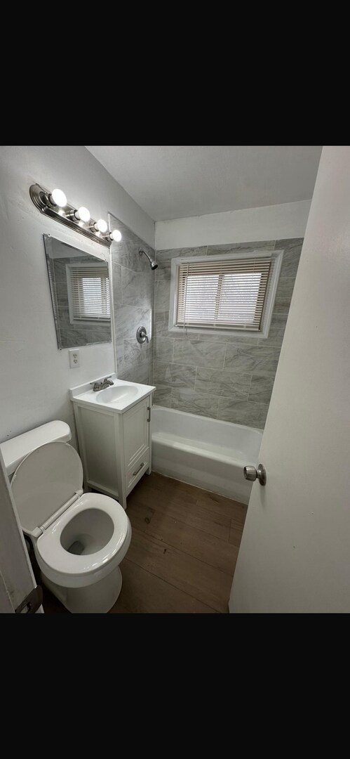 Building Photo - This is a 4 bedroom 1 bathroom house it has a spacious living room and full kitchen that comes wi...