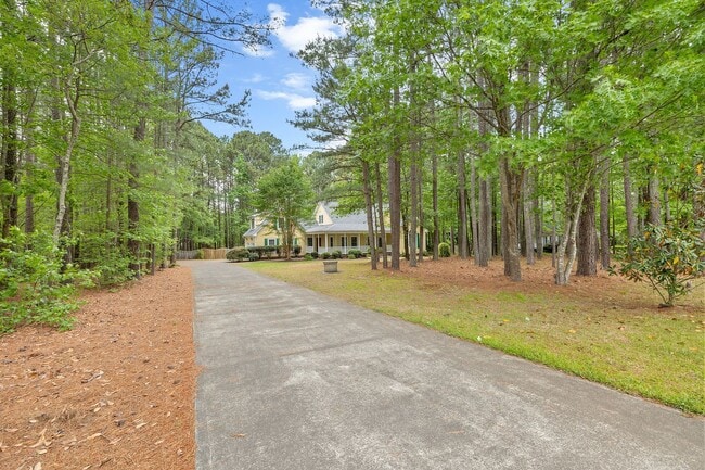 Building Photo - *Charming Farmhouse Style Retreat in Youngsville*