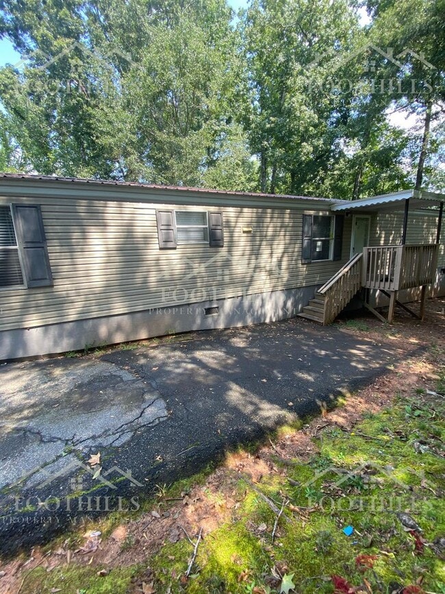 Building Photo - Spacious 3BR/2BA Home with Appliances Incl...