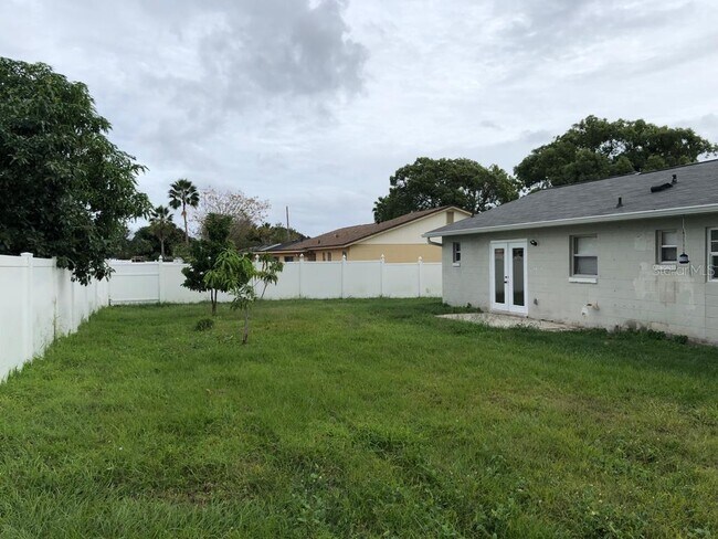 Building Photo - 127 Toluca Dr