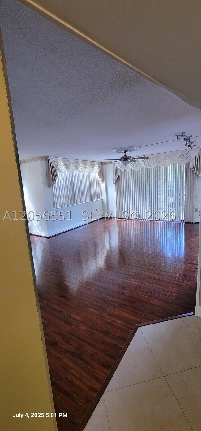 Building Photo - 1300 St Charles Pl