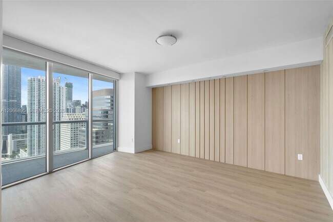 Building Photo - 495 Brickell Ave