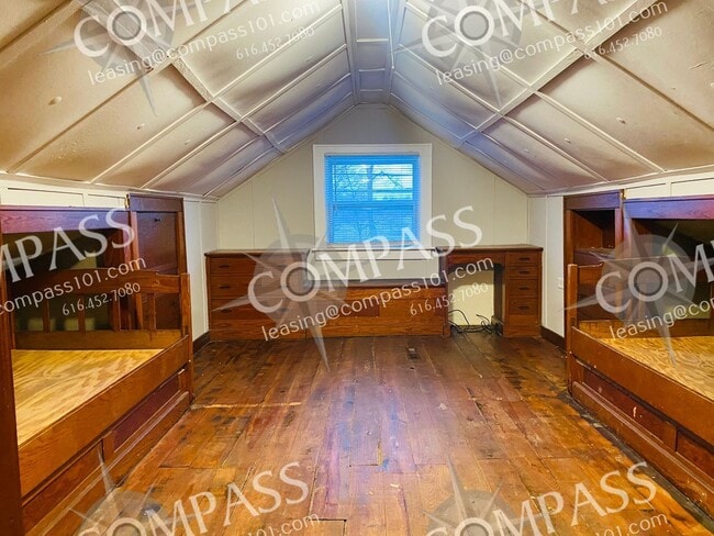 Building Photo - 711 Knapp St NE