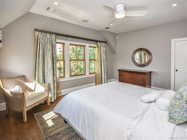 Building Photo - 290 8th Ave