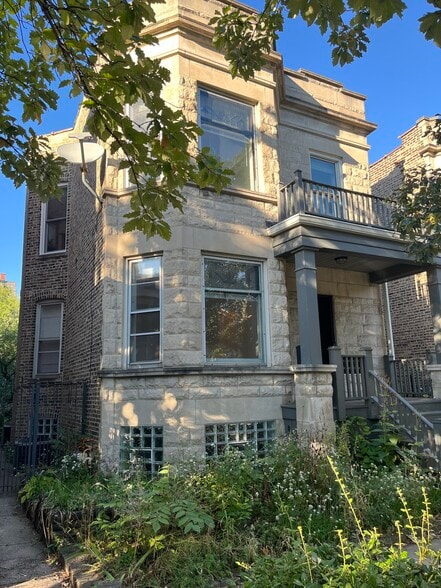 Building Photo - 1924 W Wilson Ave