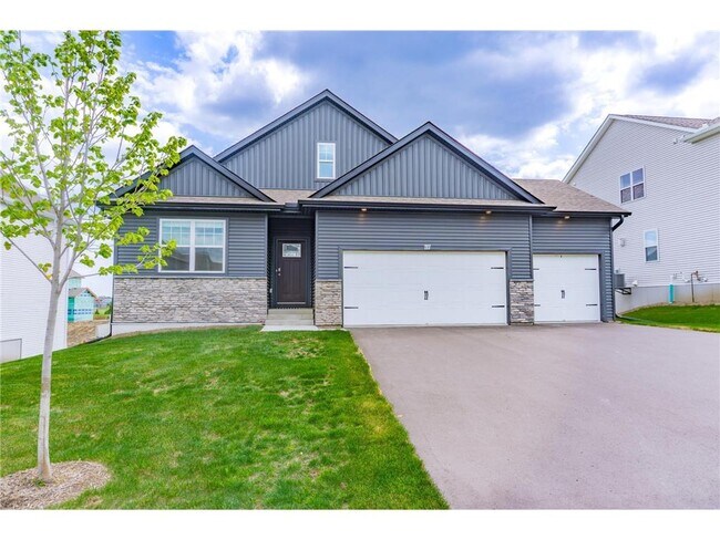 Building Photo - 717 Winterberry Ln