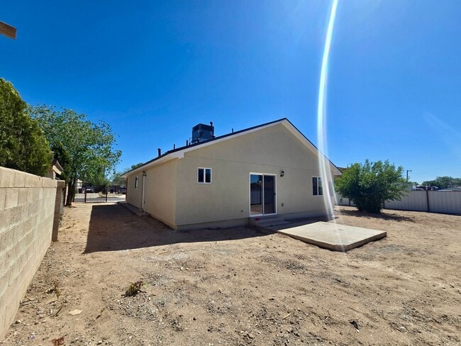 Building Photo - ***NEW*** 3-bedroom, 2-bath home in Albuquerque with all the modren finishes!
