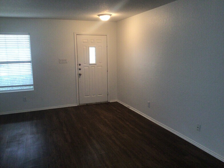 Building Photo - 715 Rodeo Ranch