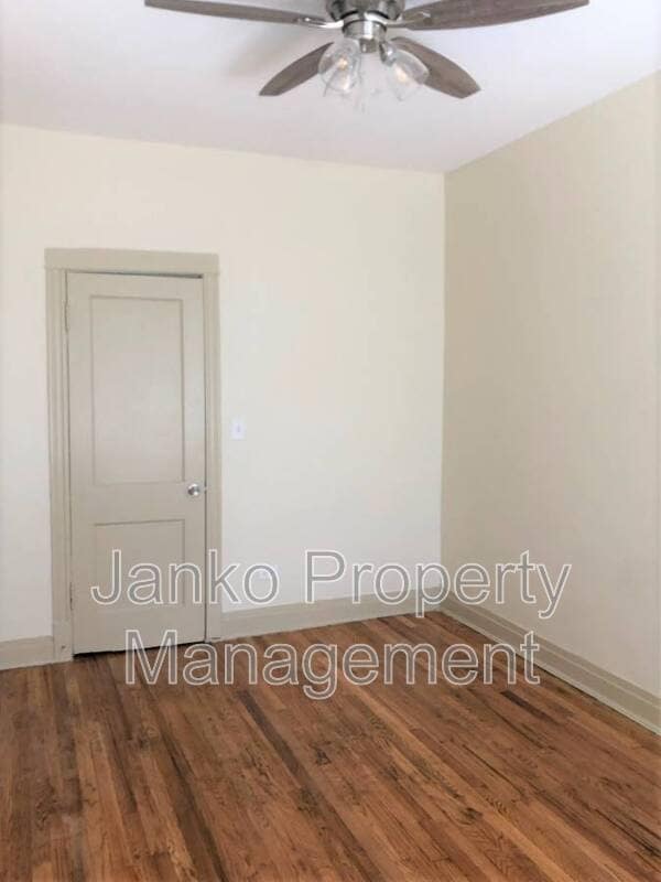 Building Photo - 610 E 71st St