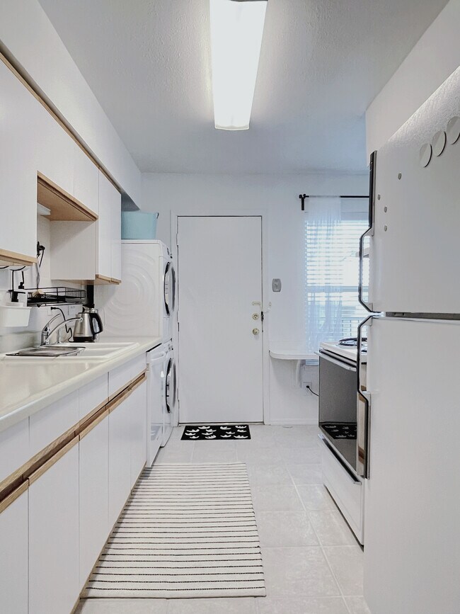 Kitchen. - 7718 Royal Ln