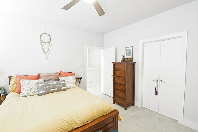 Building Photo - Dallas Gated Corner Townhome