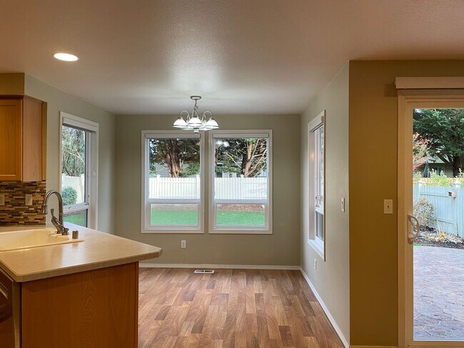 Building Photo - Adorable 4 Bedroom 2.5 Bath Home in Fisher's Landing! Fully Fenced Backyard! Mountain View High S...