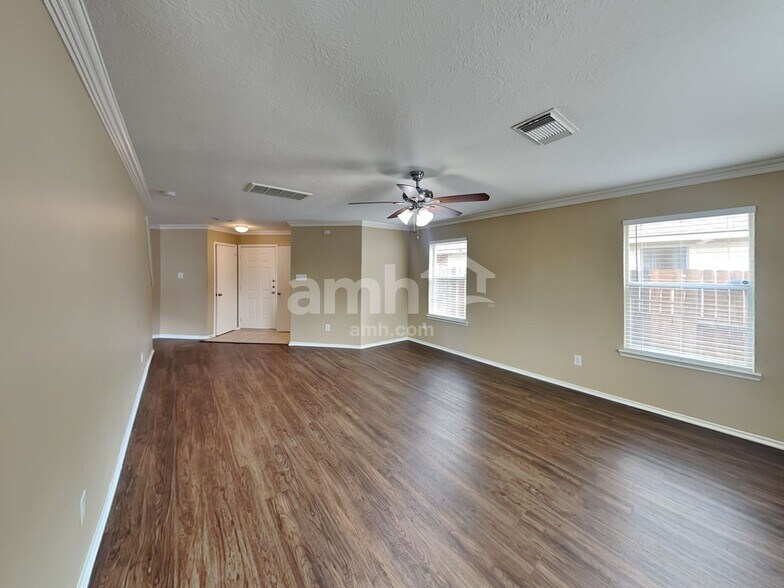 Building Photo - 8918 Farm Ridge Ln