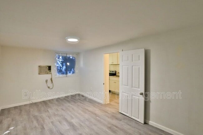 Building Photo - 102 E Hatcher Rd