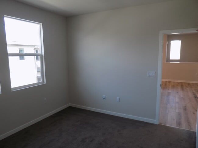 Building Photo - Beautiful 1 Bedroom 1 Bath Condo in Ranch ...
