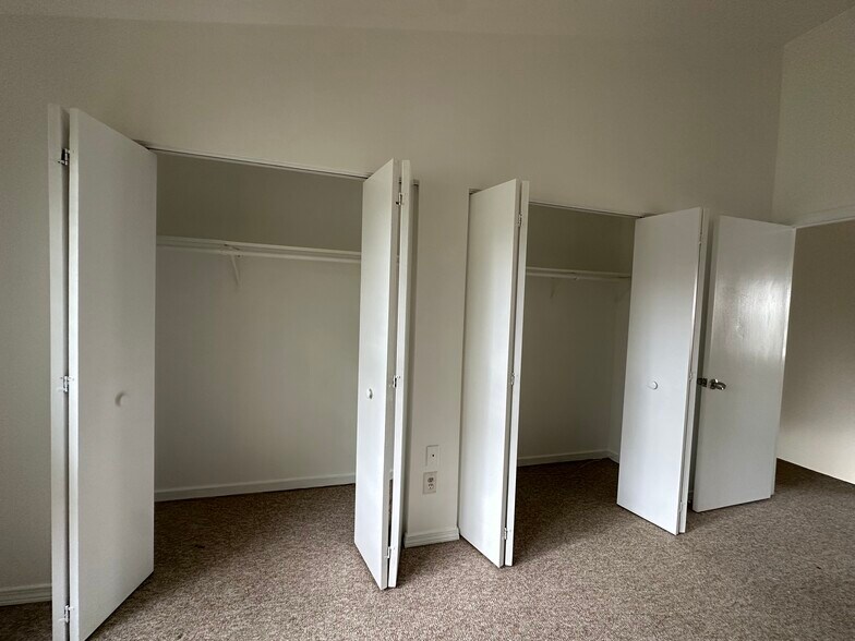 Master Bedroom - 15 Crest St