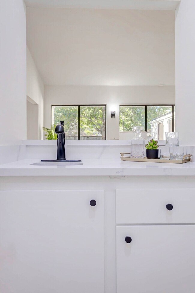 Building Photo - 10303 Chevy Chase Dr