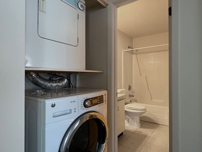 Building Photo - One Bedroom Condo at Park Lake