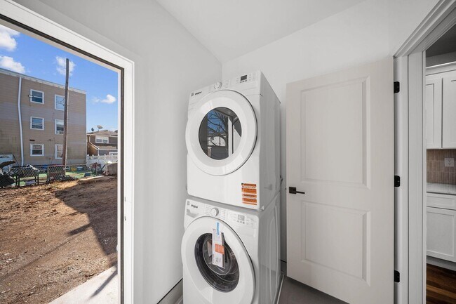 Building Photo - 319 William St