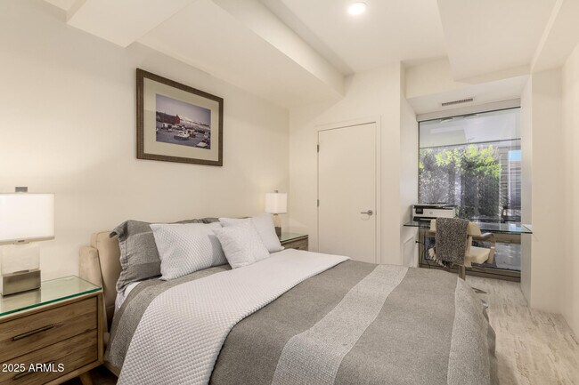 Building Photo - 7131 E Rancho Vista Dr