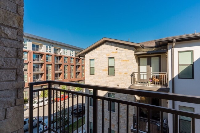 Building Photo - The Grove 2/2 Furnished