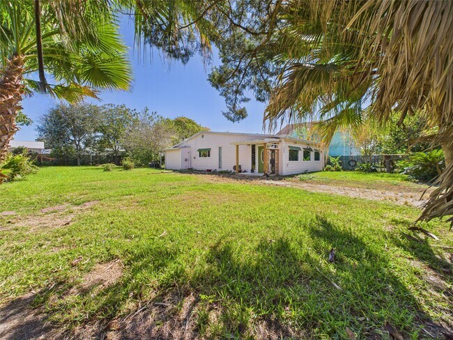 Building Photo - 713 6th St