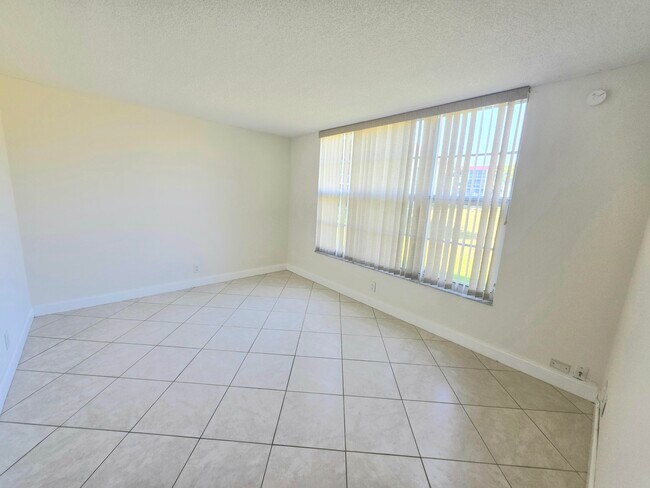 Building Photo - 3100 NE 48th Ct