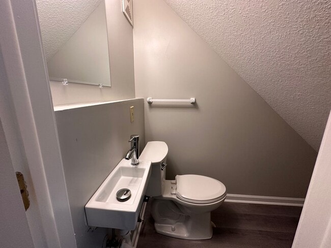 Building Photo - Island Townhouse-Close to Shopping and Beach!