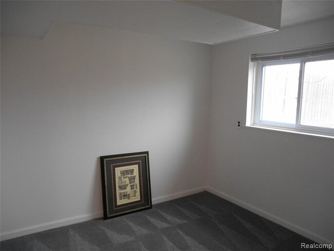 Building Photo - 1440 W Elmwood Ave