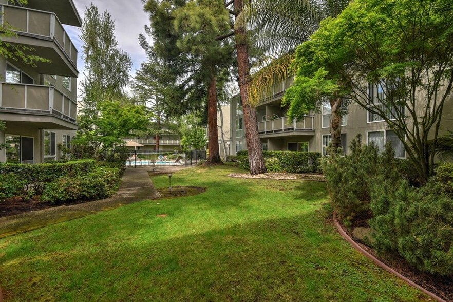 Building Photo - 181 Del Medio Ave