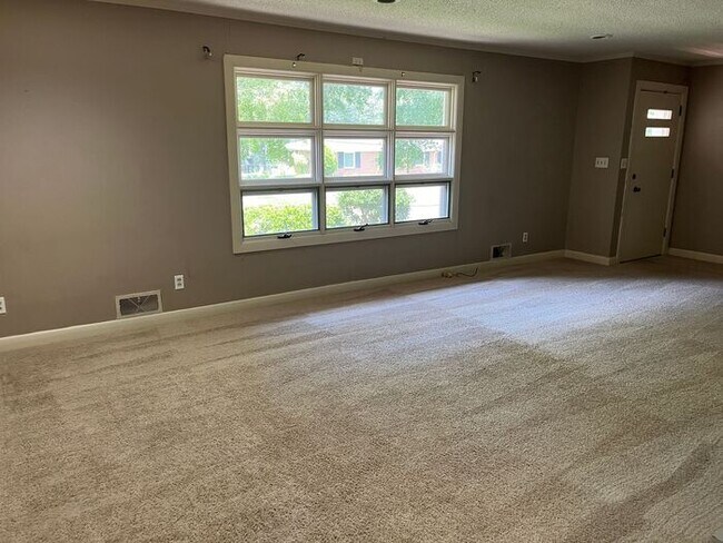 Building Photo - Fantastic