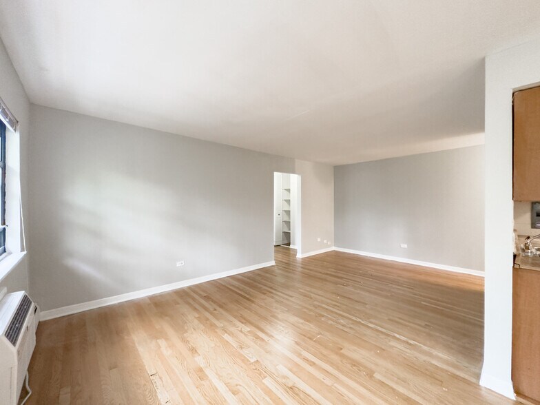 Building Photo - 515 W Briar Pl