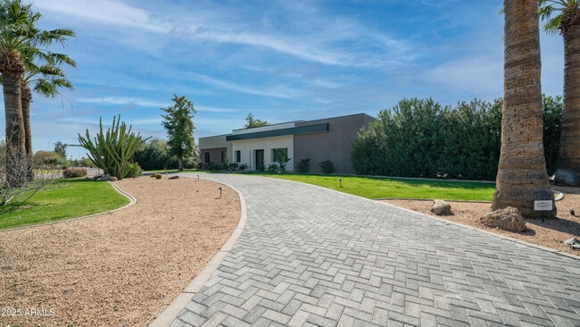 Building Photo - 7417 E Paradise Dr