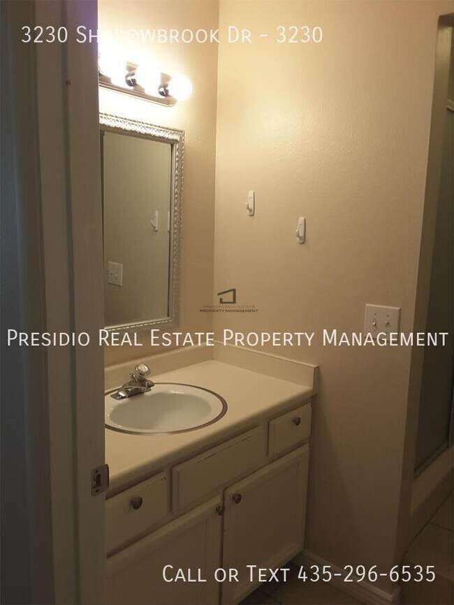 Building Photo - 3230 N Shadowbrook Dr