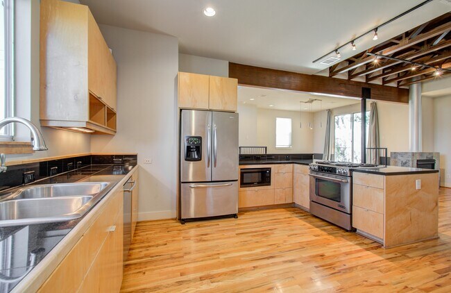 Building Photo - 318 McAlpine St