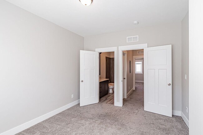 Building Photo - 654 S Saturn Ave