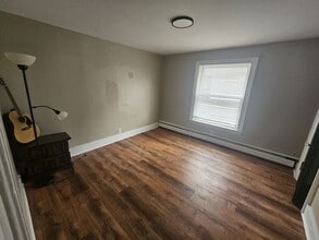 Building Photo - 3 Bedroom with off-street Parking on Park Ave