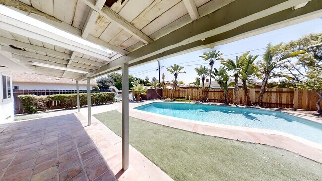 Building Photo - 4BD/2BA, POOL!!