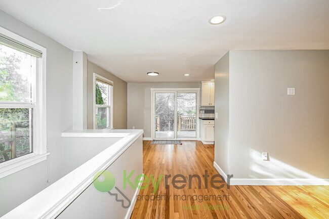 Building Photo - Modern Seattle Living with Deck, Yard, and Beautiful Views
