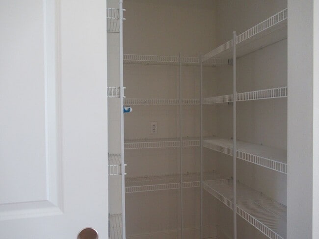 Building Photo - Light and Bright 3 bedroom, 1.5 bath home in Tehaleh