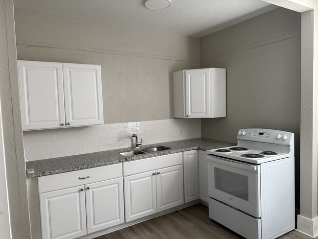 Building Photo - 710 5th St