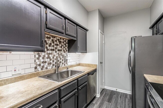 Building Photo - 9850 Pagewood Ln