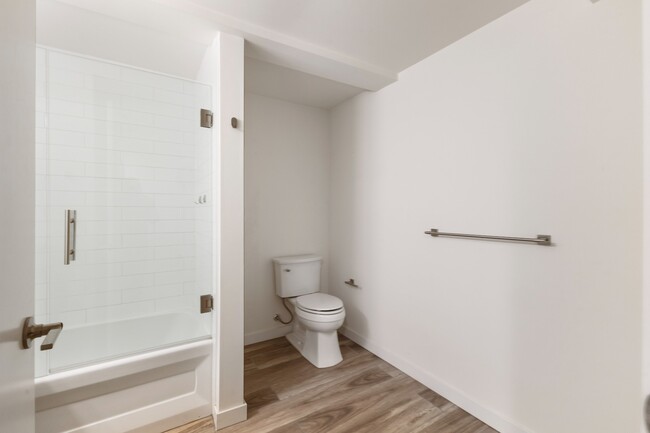 Building Photo - Modern 1BR Apartment in Prime Queen Anne L...