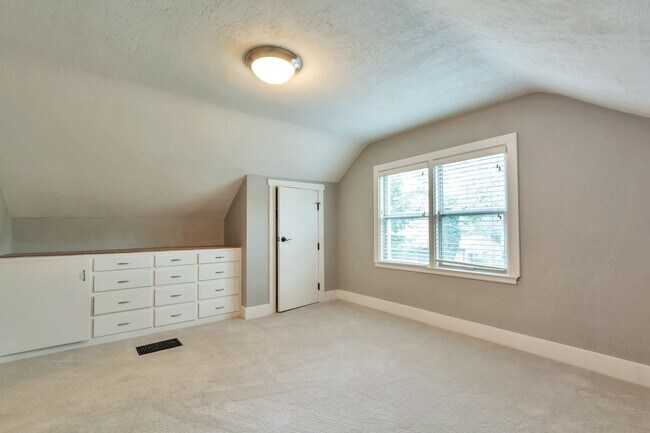 Building Photo - 4858 Viewmont St
